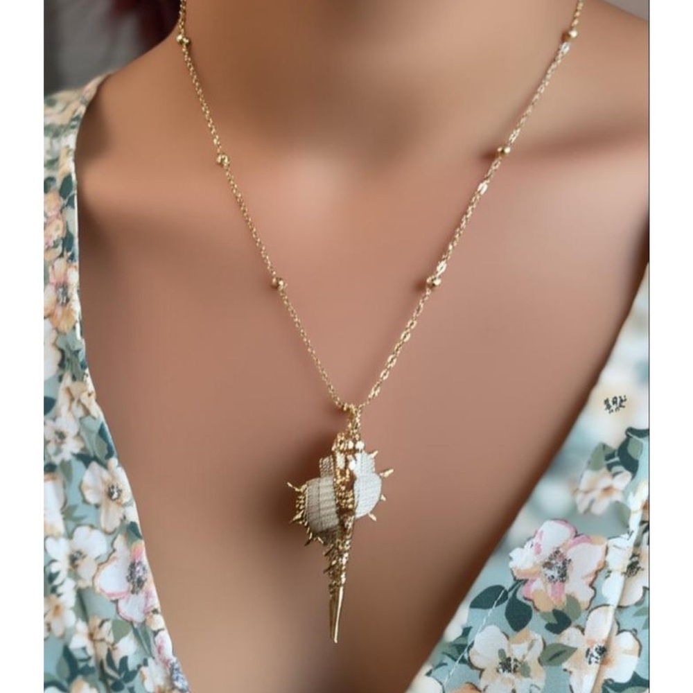 Elegant Gold Shell Pendant Necklace